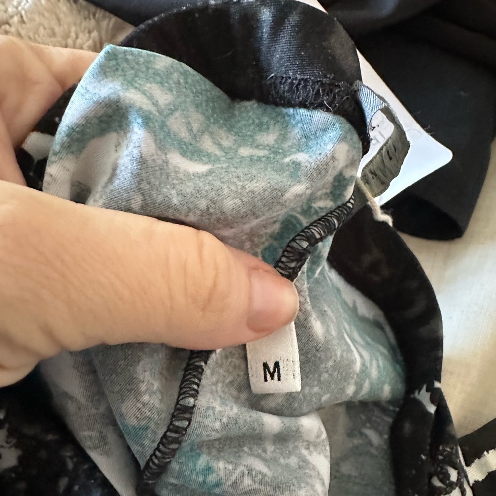 Alexander McQueen mainline white and black lace print leggings.  M - Picture 4 of 5